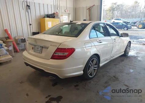 2013 Mercedes-Benz C 300 Sport 4Matic z USA, uszkodzony, nr VIN WDDGF8AB2DG075166